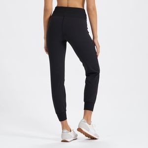 Vuori women's daily jogger in black